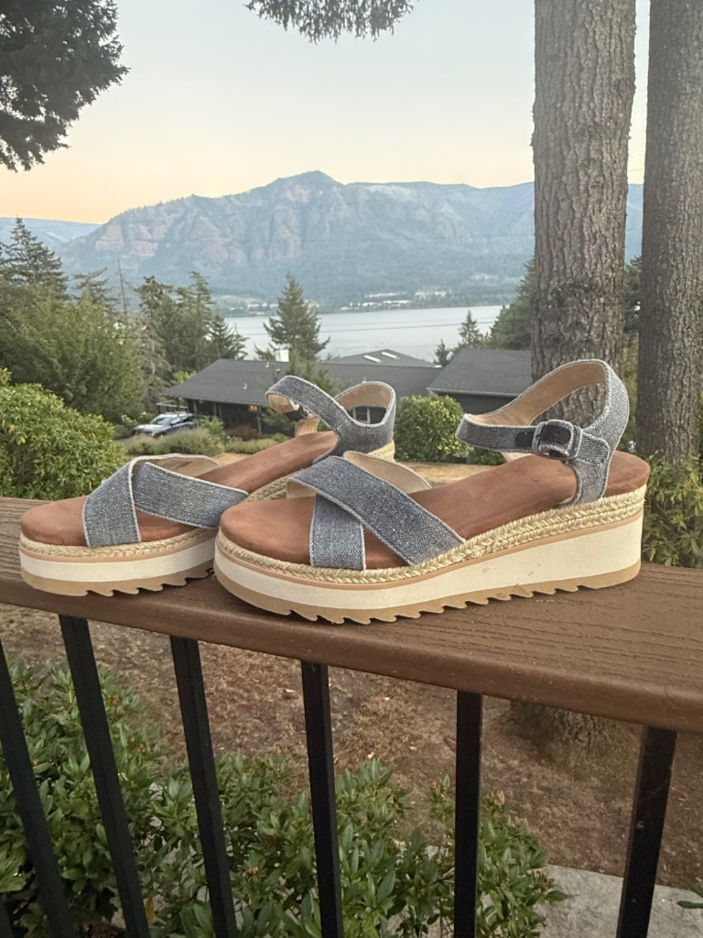 TOMS Gia Platform Wedge sandals feature a gray denim crossover Size 11